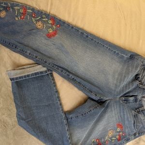 Jeans with embroidered floral design on curvey boyfriend fit